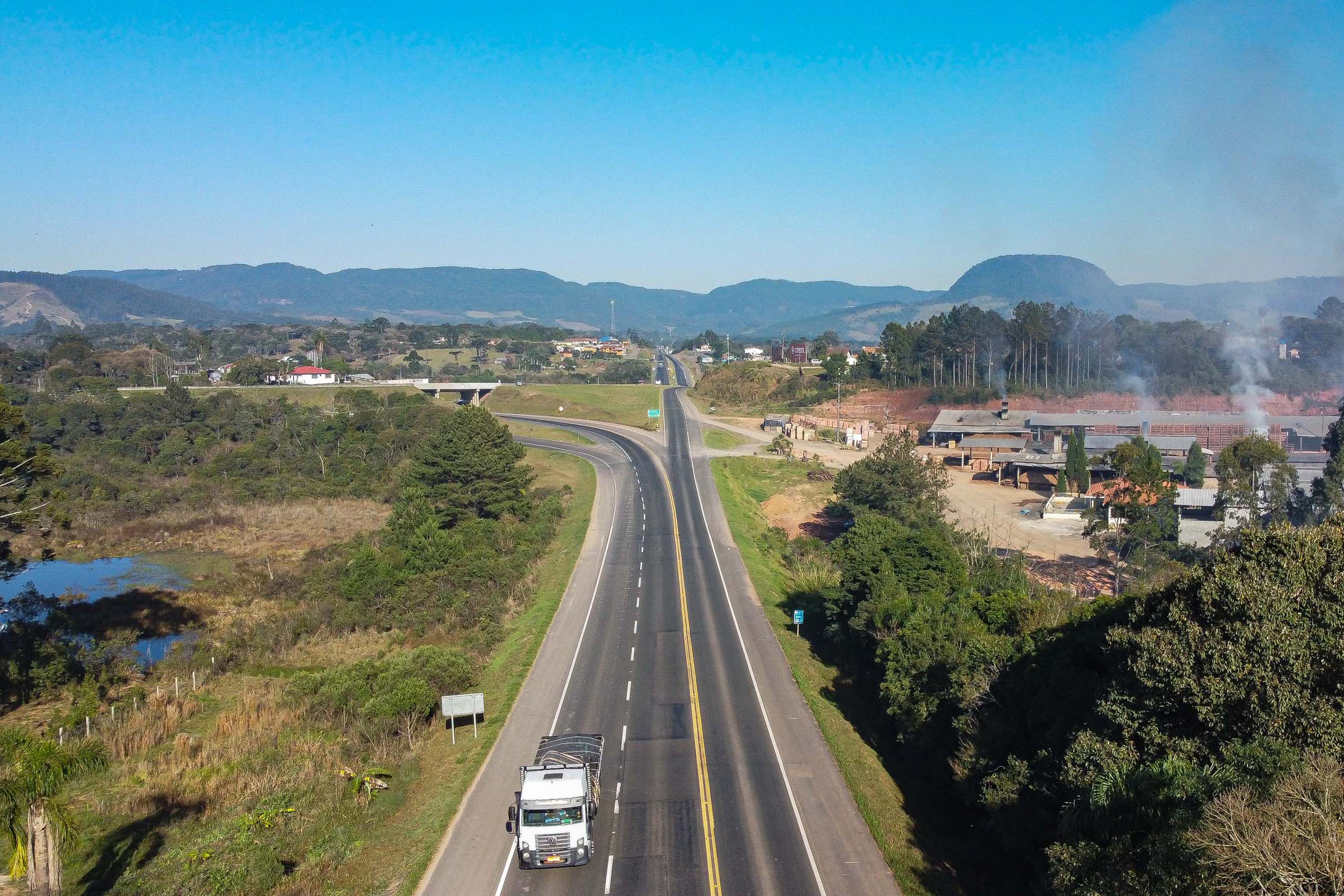 Vista aerea da Rodovia BR-277 - liga as cidades de Paranagua e Curitiba  Stock Photo - Alamy