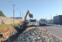 Serviços de implantação de dispositivos de drenagem e de escavação para execução dos muros de arrimo da estrutura do novo viaduto de São José dos Pinhais.