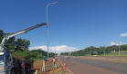 Novos postes sendo instalados na BR-277 em Foz do Iguaçu