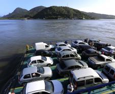 Ferry boat transportando veículos