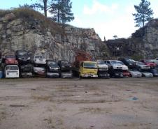 Sucatas de veículos na Pedreira do Atuba