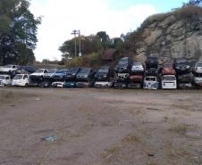 Sucatas de veículos na Pedreira do Atuba