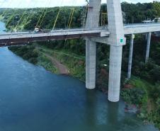 Ponte - Vista lateral lado paraguaio - Placas Sinalização Náutica instaladas