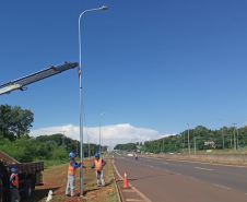 Novos postes sendo instalados na BR-277 em Foz do Iguaçu