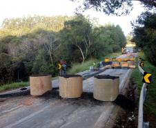 O Departamento de Estradas de Rodagem do Paraná (DER/PR) alerta que a PR-340 continua totalmente interditada no trecho que vai do entroncamento com a BR-153 até o trevo da PR-160, entre os municípios de Tibagi e Telêmaco Borba, na região dos Campos Gerais.  Foto: Divulgação DER