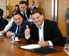 O governador Carlos Massa Ratinho Junior e o diretor-presidente da Itaipu, general Joaquim Silva e Luna, assinaram nesta quinta-feira (01), convênio para dar início à construção da segunda ponte ligando o Brasil ao Paraguai, em Foz do Iguaçu.