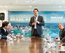 O governador Carlos Massa Ratinho Junior e o diretor-presidente da Itaipu, general Joaquim Silva e Luna, assinaram nesta quinta-feira (01), convênio para dar início à construção da segunda ponte ligando o Brasil ao Paraguai, em Foz do Iguaçu.