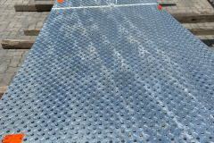 Placas metálicas de acabamento que serão instaladas na ponte